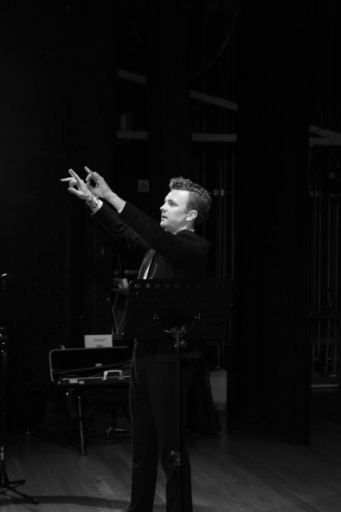 Dominik Przywara conducting on stage